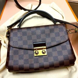 Louis Vuitton hand bag “excellent condition” no rips or tears .. like new!